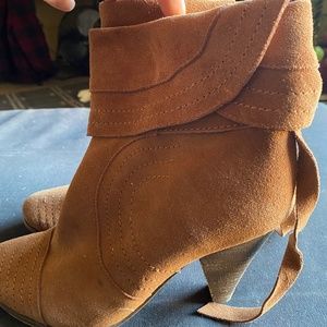 BROWN SUEDE BOOTIE